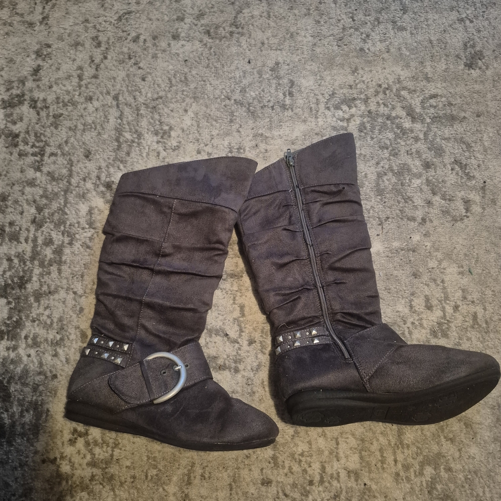 Stylish Women's Gray Boots